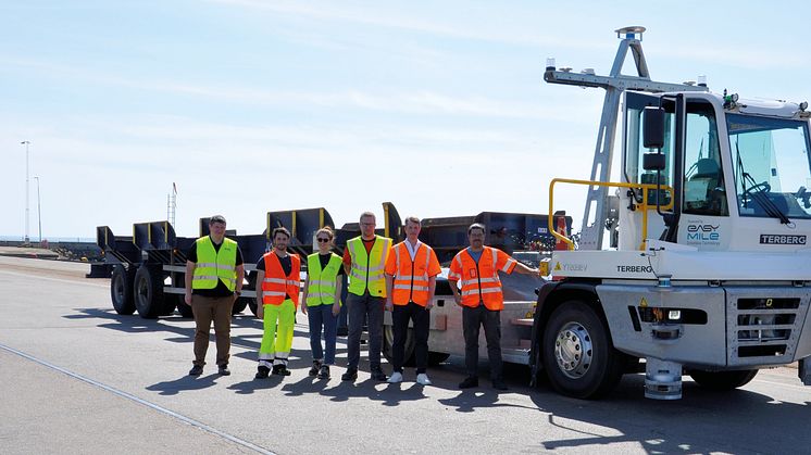 The project group gathered at The Port of Helsingborg. Julien Collier, Maxime Rouzières, Marion Ferré from EasyMile, Jacco Reijersen from Terberg, Pär Kraft from Port of Helsingborg and Denny Duterque from EasyMile.
