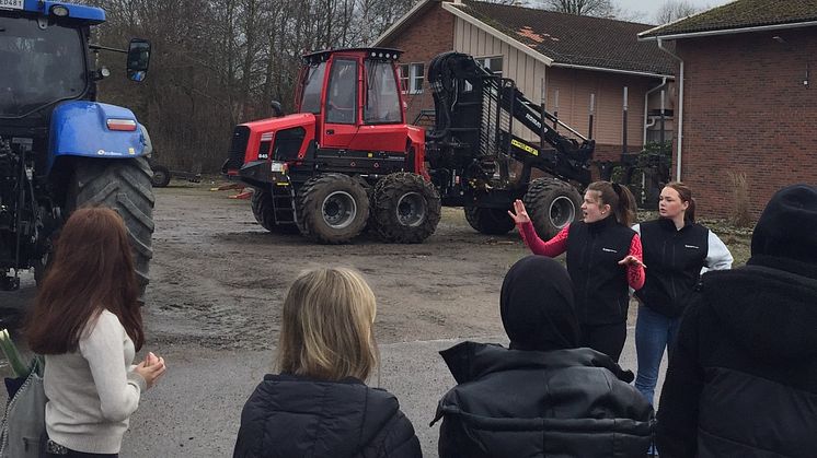 Elever från årskurs åtta får beskrivet för sig hur naturbruksmaskinerna fungerar i Munkagårds maskinpark