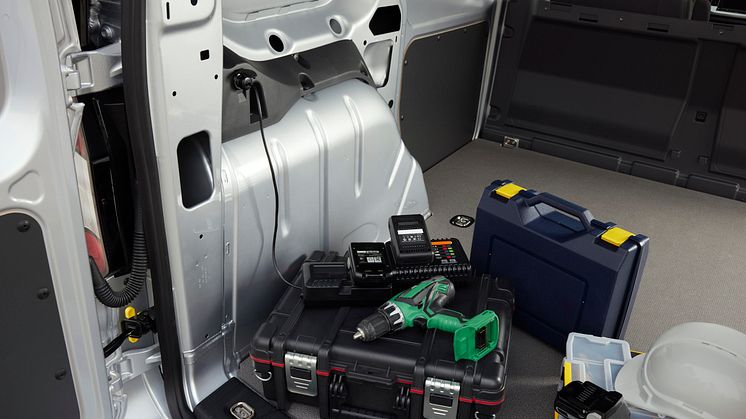 TRANSIT_CONNECT_PHEV_SWB_LOADING_01.jpg