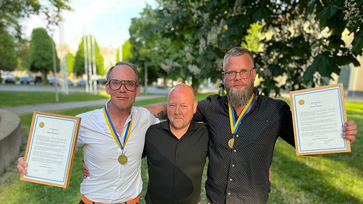"Årets plåtslagare 2024" heter Joakim Mauritzsson respektive Michael Jönsson. I mitten Jimmy Wallberg, vd på Helsingborgs Byggnadsplåt.