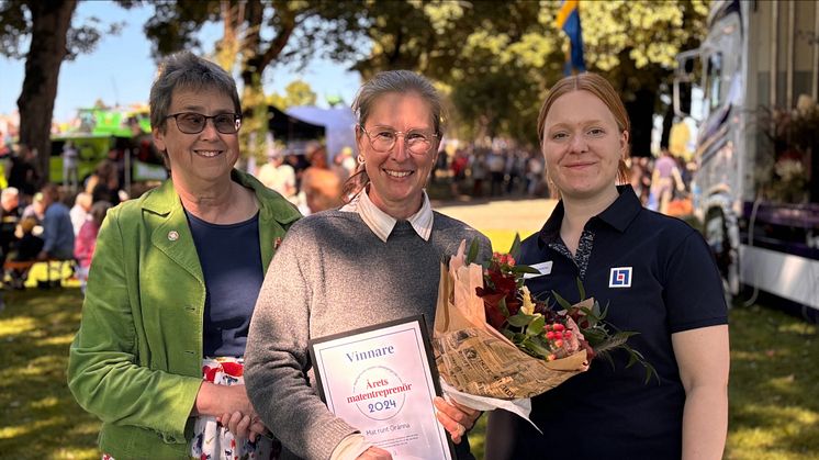 På bilden från vänster, landshövdingen Brittis Benzler, Hanna Lupiner från Lupiners gård och Emelie Ramsö från Länsförsäkringar. 