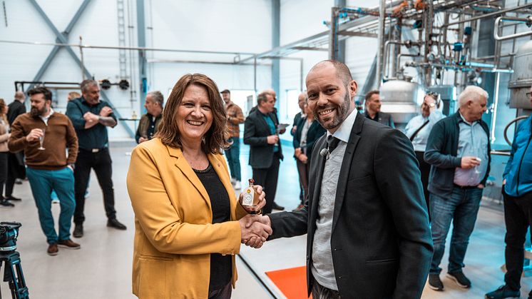 En betydelig investering i nytt teknisk utstyr setter ny retning for Vesterålen Marine Olje på Myre. Statssekretær Kristina Hansson (AP) og daglig leder Stian Frivåg på åpningen.  Foto: Andrè Riise
