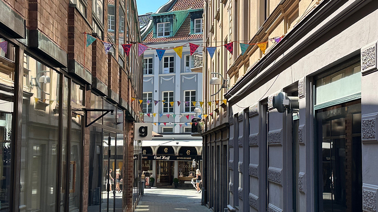Ateljé City och Öresundsboden har skapat färgglada vimplar som pryder sidogatorna till Kullagatan.
