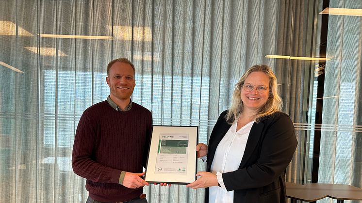 Prosjektleder fra Bulk, Torgeir Steen mottar ferdigsertifikatet fra sertifiseringssjef i Grønn Byggallianse, Viel Sørensen.