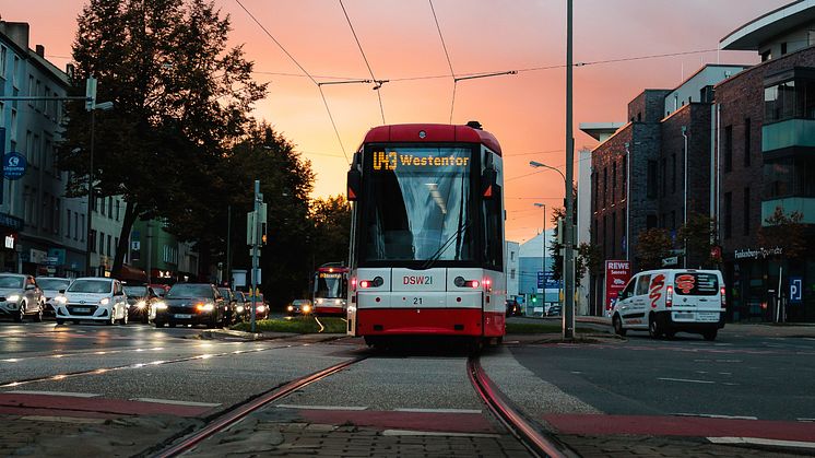 Eine Dortmunder Stadtbahn vor dem Sonnenuntergang.