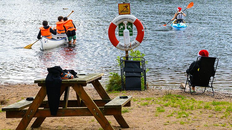 Trevlig paddlingstur på sommarläger för helsingborgsungdomar. Foto: Helsingborgshem