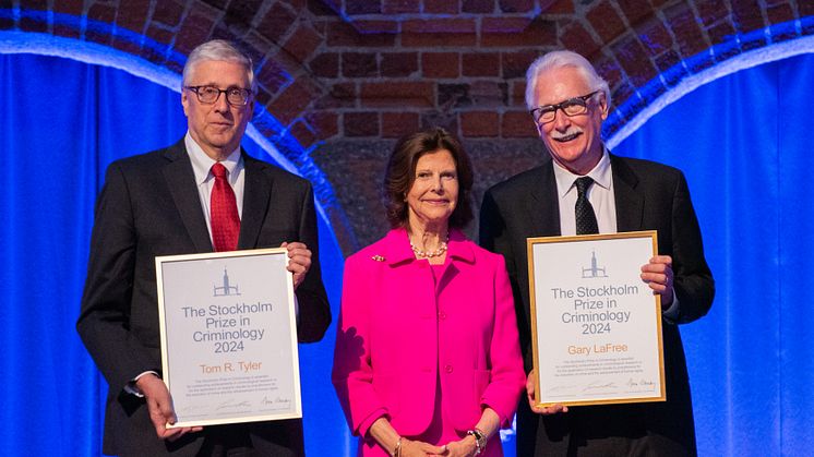 Pristagarna Tom R. Tyler och Gary LaFree tillsammans med Drottning Silvia vid prisutdelningen i Stockholms stadshus. Foto: Karl Peterson/Brå