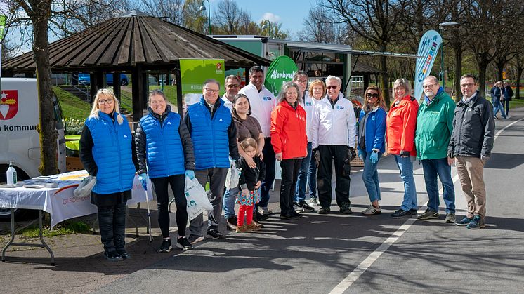 Politiker som står i begrepp att plocka skräp på Skräpplockardagen 2024.