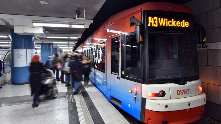 10_Fahrgäste in Stadtbahnhaltestelle_b.jpg