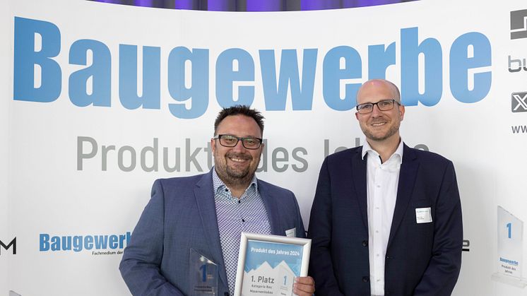 Artur Miruchna, Geschäftsführer der DOYMA GmbH & Co, nimmt den Preis "Produkt des Jahres" des Baugewerbe Magazins in Empfang. Ausgezeichnet wurde die DOYMAfix HP/O in Kategorie 1: "Bau"