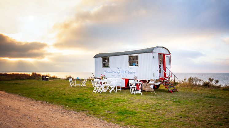 Im umgebauten Zirkuswagen backt Tortenbotschafterin Anja Neumann Kuchen- und Tortenspezialitäten von der Insel Fehmarn © juttaschewefotografie