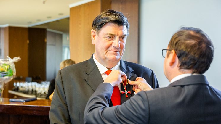 Red Dot CEO Professor Dr. Peter Zec awarded Federal Cross of Merit 