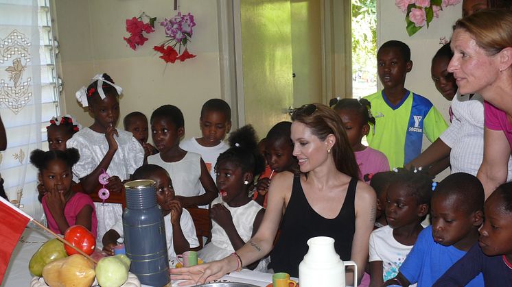 Angelina Jolie besöker SOS Barnbyar i Haiti