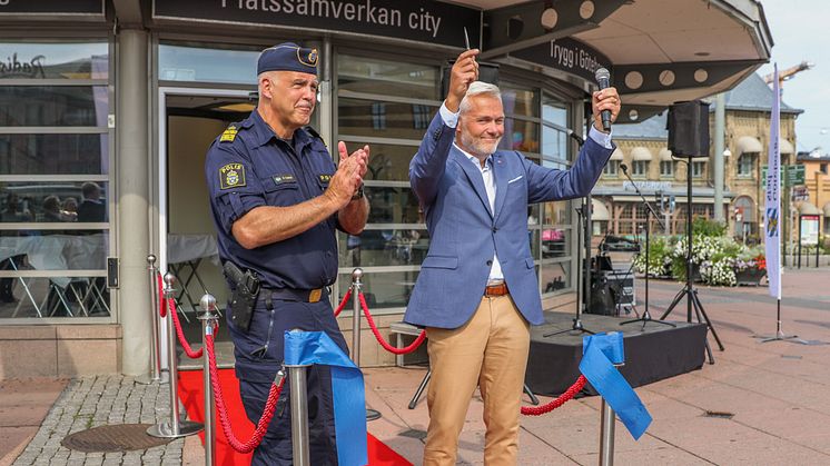 Max Olsson, lokalpolisområdeschef Göteborg city och Jonas Attenius, kommunstyrelsens ordförande Göteborgs Stad, klippte bandet under invigningen av den nya samverkanslokalen på Drottningtorget. Foto: Sandra Larsson.