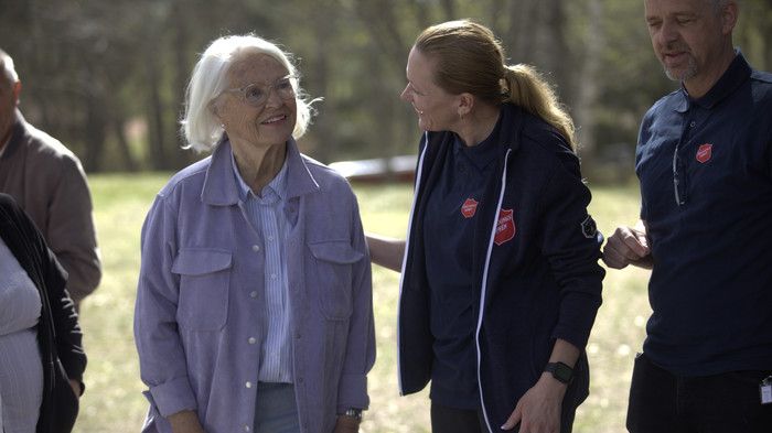 Frälsningsarmén ordnar bland annat sommarutflykter för äldre. Kampanjbild. Foto: Kerstin Tillenius