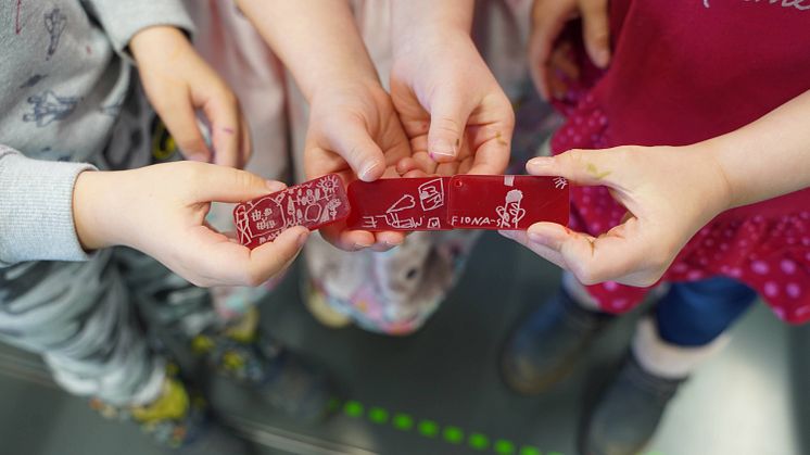 Das ViNN:Lab ermöglicht sowohl Hochschulangehörigen als auch Externen Zugang zu Hightech im Bereich der digitalen Fertigung – wie beispielhaftim Bild Vorschulkindern zum Lasercutter zur Erstellung personalisierter Schlüsselanhänger. Bild: TH Wildau