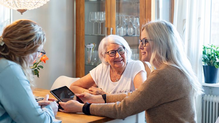 Ida Brandt och Sara Hermansson är med i ett projekt där Klippans kommun gör hembesök hos 77-åringar för att samtala kring hälsa, säkerhet och önskemål kring en trygg ålderdom.