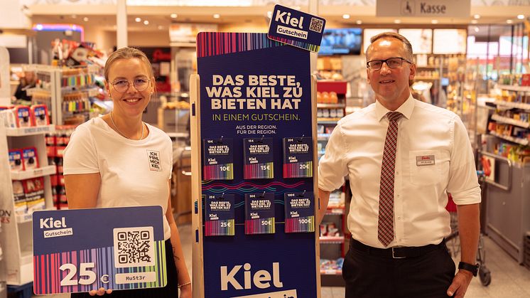 Ina Runge, Leitung Digitalisierung lokale Wirtschaft von Kiel-Marketing und Kai Glage, Warenhausleiter famila Kiel-Meimersdorf