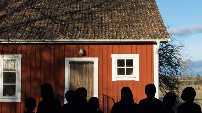 Författaren Solveig Pettersson debuterar med romanen "Byn"