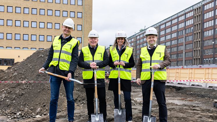 Från vänster: Robert Hammarstrand (S) Göteborgs stad, Michael Walmerud, vd Elof Hansson Fastigheter, Dzejna Wallin, marknadsområdeschef på Riksbyggen Storgöteborg Johannes Hulter (S) Göteborgs stad