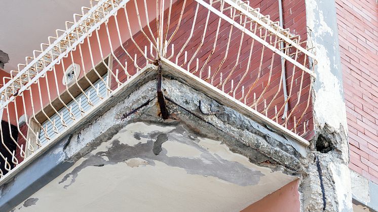 Över tid förlorad betongen sin korrosionsskyddande förmåga och stål och armering kan börja rosta.