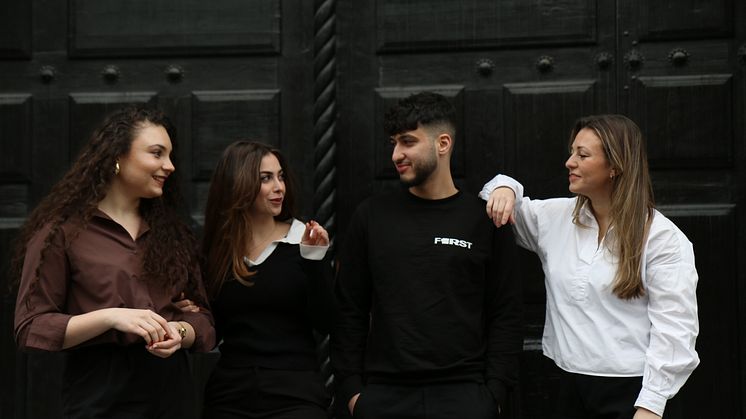 Projektgruppen som ska leda Summer Camp: Pedrie Osman, student, Melody Blesserman, student, Hussein Al Musawy, student och Linda Åberg, projektledare på F1RST. Saknas på bild: Rasan Taha, student. 