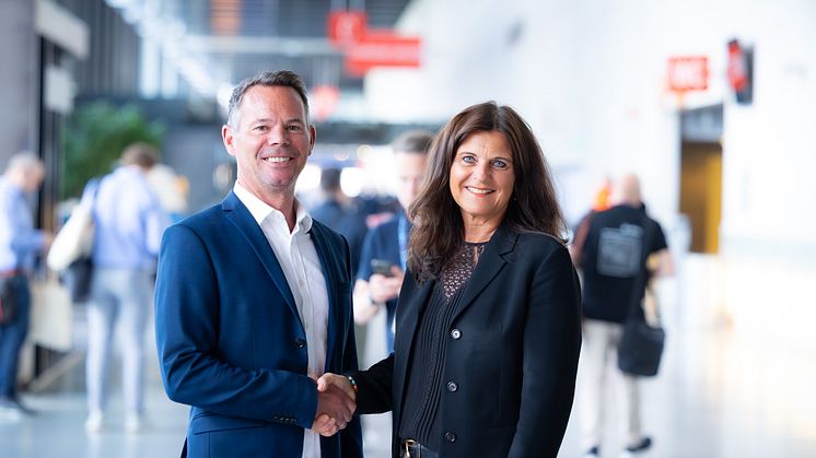 NOVA Spektrum overtar Norges største reiselivsmesse, TravelXpo. På bildet kommersiell direktør i NOVA Spektrum Liv Kindem sammen med Stewart Stjernholm, CEO i Compass Fairs. Foto: NOVA Spektrum.