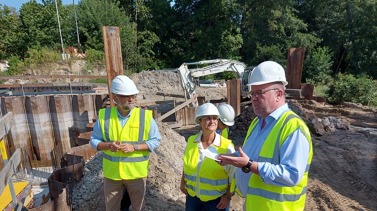 Gemeinsam mit dem Vorsteher des Zweckverbandes Region Finowkanal, Dr. Adolf Maria Kopp, besichtigten Annett Klingsporn, Bgm. von Marienwerder, und Landrat Daniel Kurth die Baustelle an der Schleuse Ruhlsdorf. Foto: Landkreis Barnim/Bloch