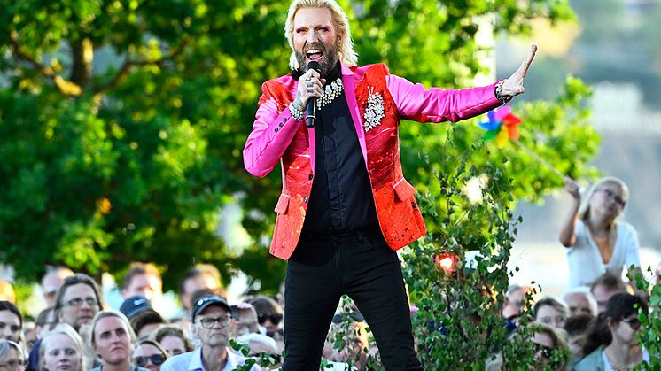 Den färgstarke operasångaren Rickard Söderberg håller i Allsång på Sofiero tillsammans med Helsingborgs Symfoniorkester. Foto: Karin Törnblom