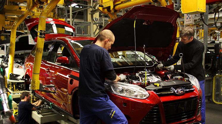 Produksjon av Ford Focus, verdens mest solgte bil etter de syv første månedene i 2012, på Fords fabrikk i Saarlois, Tyskland.