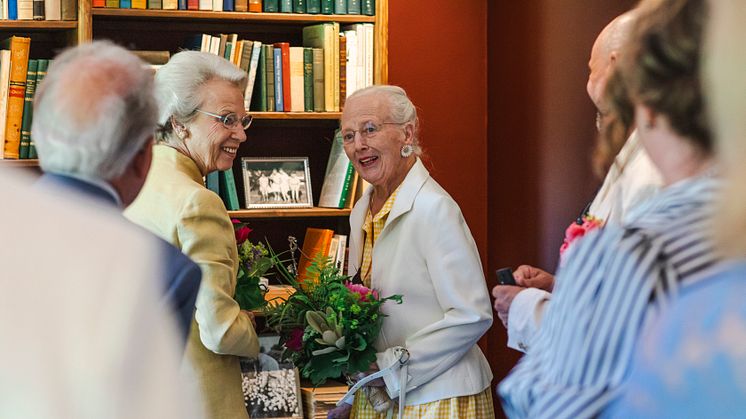 Det var med stor nyfikenhet HM drottning Margrethe av Danmark och HKH prinsessan Benedikte studerade den nya utställningen ”Sagan om Sofiero – från kunglig park till folkets trädgård”. Foto: Mattias Berglund