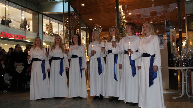 Eleonora Ljusets drottning med tärnor  i Nordstan.