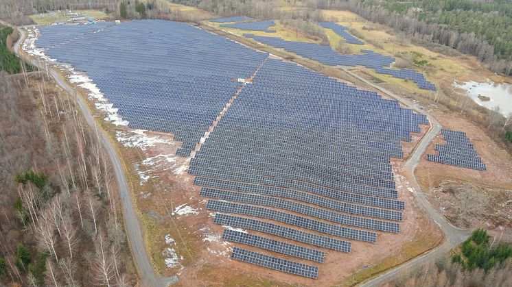 Solparken som Solkompaniet har uppfört på uppdrag av Solgrid och Encavis ligger utanför Västervik.  