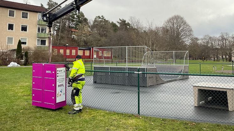 Leverans av boxen vid parkleken Ådalen