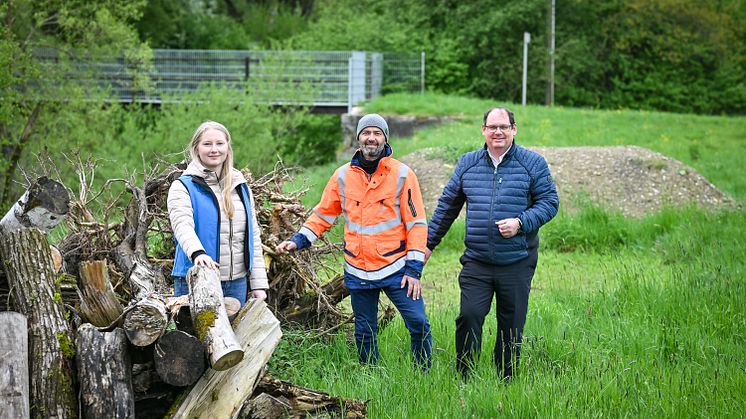 Julia Sing, Projektmanagerin Stiftung Kulturlandschaft Günztal, Andreas Hurler, Leiter Instandhaltung Bau LEW Wasserkraft, und ÜWK-Geschäftsführer Martin Glink (v.l.n.r) nach der Fertigstellung des Mikrohabitats in Breitenthal.