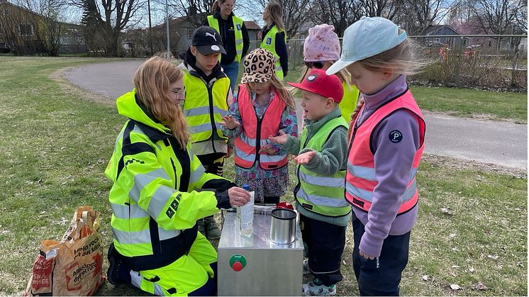 På Norrstrands förskola fick barnen 2023 leka flitigt med återvinningsmaskinen som ledde till glada utrop när soporna blev till nya grejer.