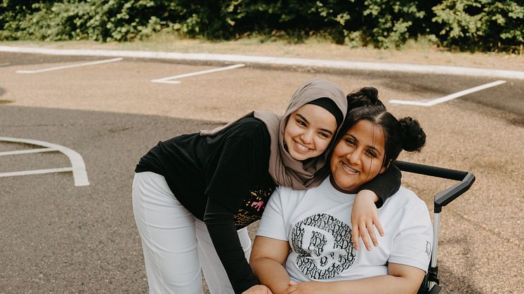 Minna Alhassani och Fadek Shaseb är två av ungdomarna på Erikshjälpen Framtidsverkstad i Adolfsberg.