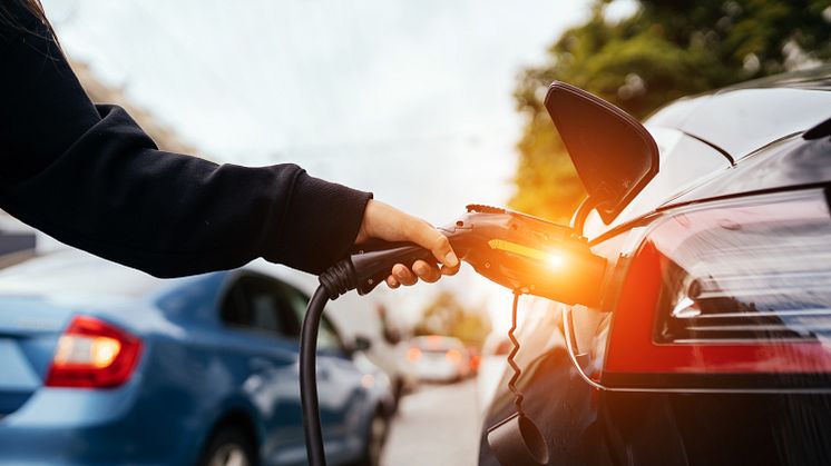 Tickande bomb när bilhandlarna hamnar mitt i elbilskriget 