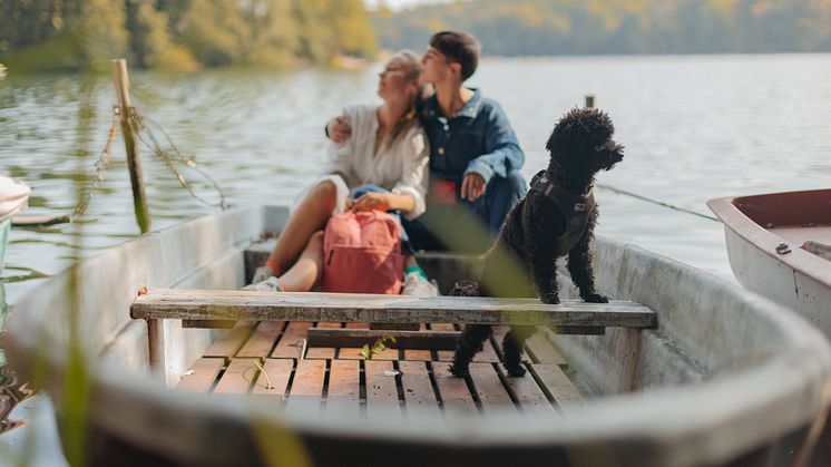 Wandlitz_Paar_mit_Hund_auf_einem_Boot_am_Liepnitzsee.jpg