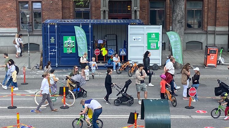 I en ambulerande container har cykelskolan allt som behövs för att lära barn cykla. Bild: Sthlm Bike