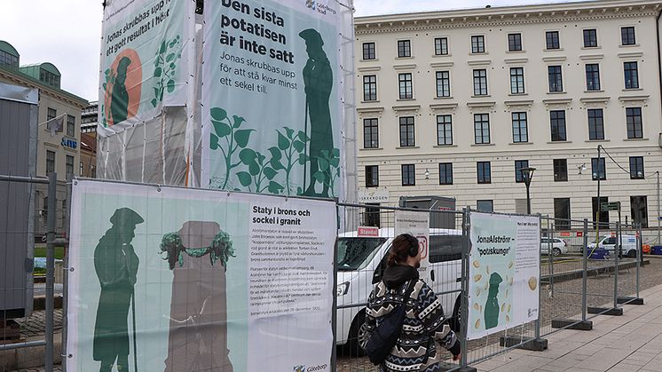 Jonas Alströmer är åter snygg och säker. Den 31 augusti är arbetet med att restaurera statyn på Lilla Torget klart.