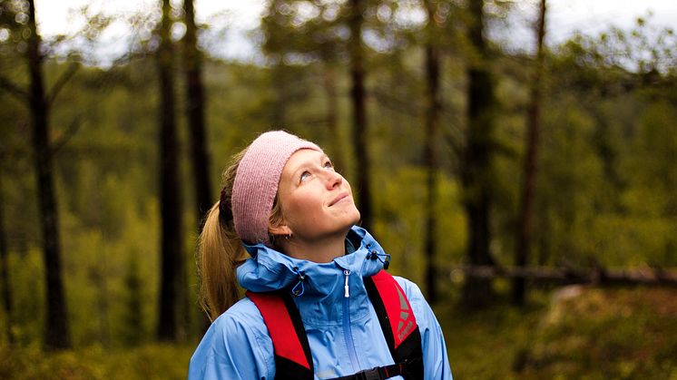 TUR ER TERAPI: Une Cecilie Oksvold (28) vil at flere skal oppleve friluftslivets terapeutiske effekt. Nå blir hun ambassadør for Bergans.