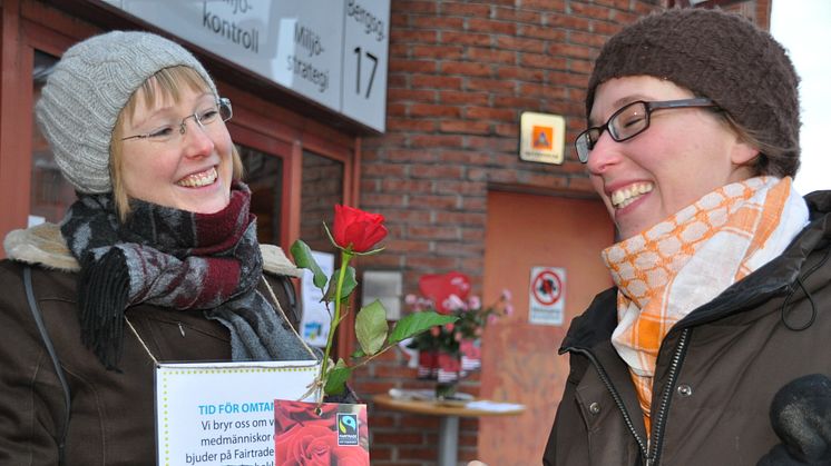 Lotten J Johansson bjuds på Fairtrade-kaffe av Karin Wallin, Miljöförvaltningen