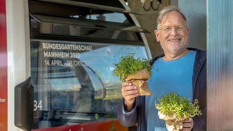 Bereit für die große Fahrt: Prof. Dr. Grönemeyer freute sich sehr darauf, seine Liebe zur Arzneipflanze Thymian in der Seilbahn der Bundesgartenschau 2023 in Mannheim mit interessierten Fahrgästen zu teilen. © HERMES Arzneimittel