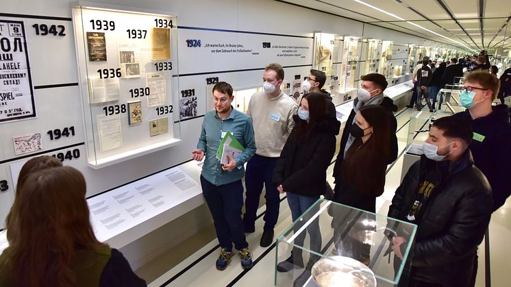 Im Rahmen einer Kick-Off-Veranstaltung im Deutschen Fußballmuseum lernten sich die teilnehmenden Auszubildenen kennen und erfuhren in der Ausstellung viel über die Geschichte und das Schicksal jüdischer Fußballer während der Nazi-Diktatur.