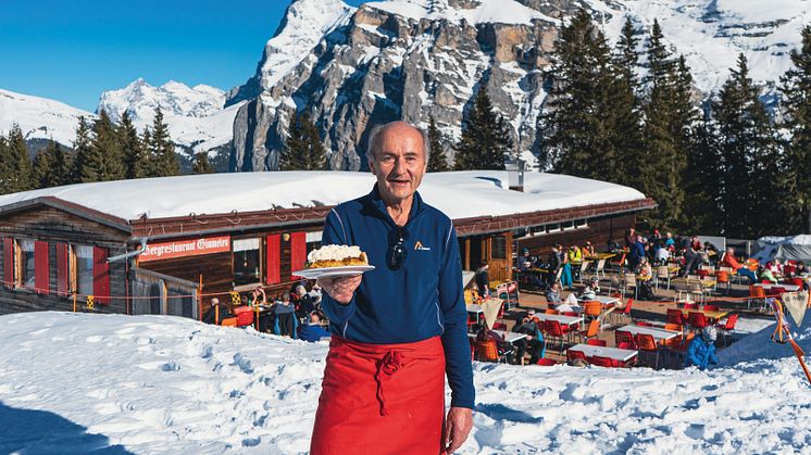 Fritz Gertsch mit dem weltbesten Apfelkuchen vor dem Restaurant Gimmelen