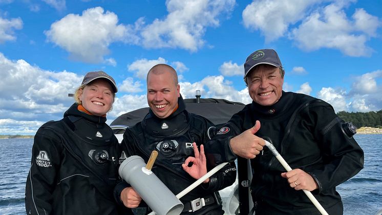 Matilda Rasmussen, Henrik Möller och Per Moksnes, forskare från Göteborgs universitet gläds åt den böljande ålgräsäng som nu breder ut sig. Foto: Eduardo Infantes, Göteborgs universitet.