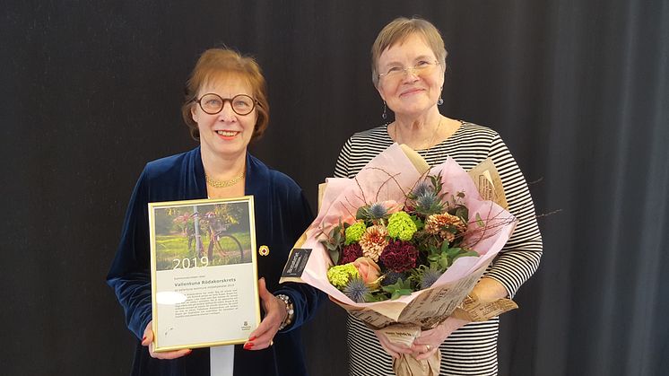 Anne-Marie Kraft Karlsson, ordförande för Vallentuna Rödakorskrets (till vänster), och Anita Björkvall Stribeck, kassör (till höger).