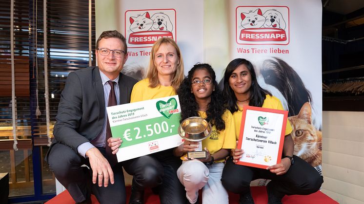Hermann Aigner übergibt den Preis an den Tierschutzverein Villach