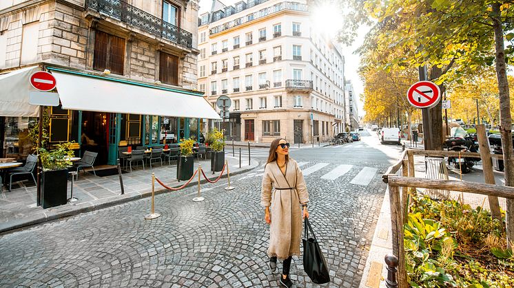 DEST_FRANCE_PARIS_PEOPLE_WOMAN_STREET_WALKING_GettyImages-1055603084 copy_Universal_Within usage period_99265